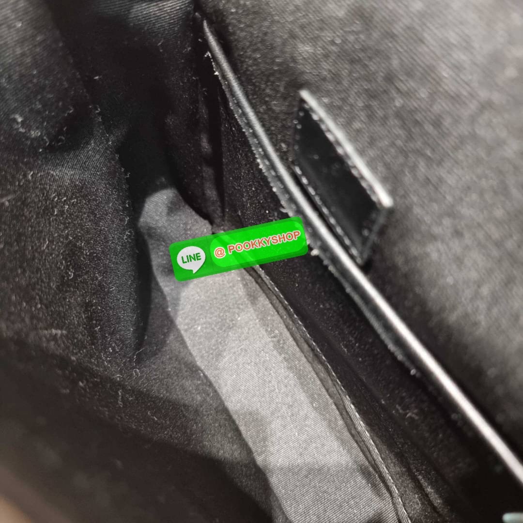 LV bass macassar monogram bag ของใหม่จัดให้หนุ่มๆ จากเคาน์เตอร์ dutyfree กับกระเป๋าสะพายทรงแมสเซ็นเจอร์ ไซส์กำลังดี เหมาะกับหนุ่มๆที่รักความคล่องตัว วัสดุหนังแท้ปั๊มลายเต็มใบ ดีไซน์คลาสสิค เปิด-ปิดด้วยกระดุมแม่เหล็ก ภายในโล่ง ใส่โทรศัพท์ได้ทุกรุ่น ใส่กระเ