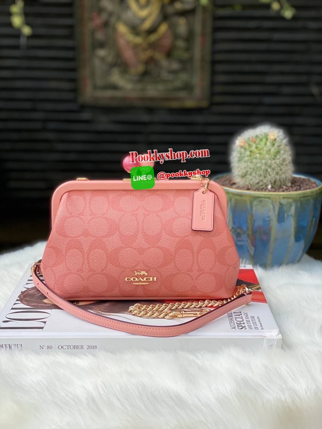 กระเป๋าสะพายข้าง COACH C1452 NORA KISSLOCK CROSSBODY IN SIGNATURE CANVAS(IMRZH) วัสดุ Signature coated canvas and smooth leather ด้านในกระเป๋ามีช่องใส่ของเอนกประสงค์ สายคล้องกระเป๋าแบบถอดได้ 22 3/4 "สำหรับสะพายไหล่หรือสะพายข้าง