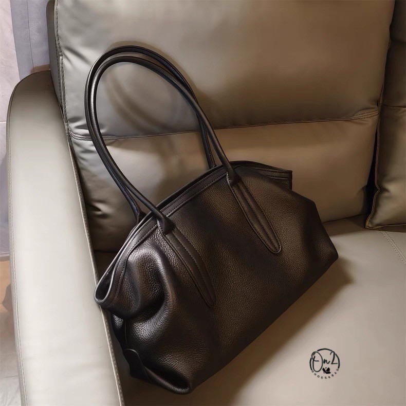 กระเป๋าหนังแท้ 💯 Genuine leather ทรง Hobo ถือเป็นทรงที่เอนกประสงค์และยอดนิยมค่ะยิ่งเป็นหนังแท้ก็จะมีความคงทนคุ้มค่า ใช้งานได้ยาวดูแลง่ายทำความสะอาดง่าย หนังนุ่มและยืดหยุ่น แข็งแรง ผิวสัมพัสหนังแท้จะสวยงามและเป็นเอกลักษณ์ดูแพงดูพรีเมี่ยมกว่าหนังผสม