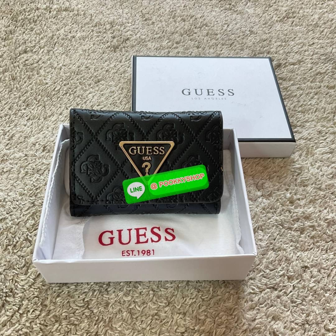 รุ่นใหม่ล่าสุด! GUESS SHORT WALLET กระเป๋าสตางค์ใบสั้นสองตอน วัสดุตัวหนังลายสวยหรูพิมพ์ลายทั้งใบ เปิดปิดด้วยกระดุม ด้านในบุผ้าปั้มแบรนด์มีช่องใส่รูป และใส่บัตรได้อีกหลายช่อง มาพร้อมช่องใส่ธนบัตรหนึ่งช่อง สวยคุ้ม สไตล์มินิ สำหรับคนไม่ชอบพกเงินเยอะ แนะนำใบน