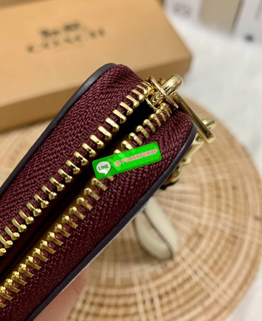 💥NEW IN!💥🌈สินค้าจำนวนจำกัด ห้ามพลาดจร้าา! COACH X PEANUTS LONG ZIP AROUND WALLET IN SIGNATURE CANVAS WITH VARSITY PATCHES ((C4598)) พร้อมส่ง น้องน่าใช้มากๆค่ะ! กระเป๋าเงินใบยาว แบบซิปรอบ มาพร้อมสายคล้องมือถอดออกได้หนึ่งสายค่ะ ด้านห