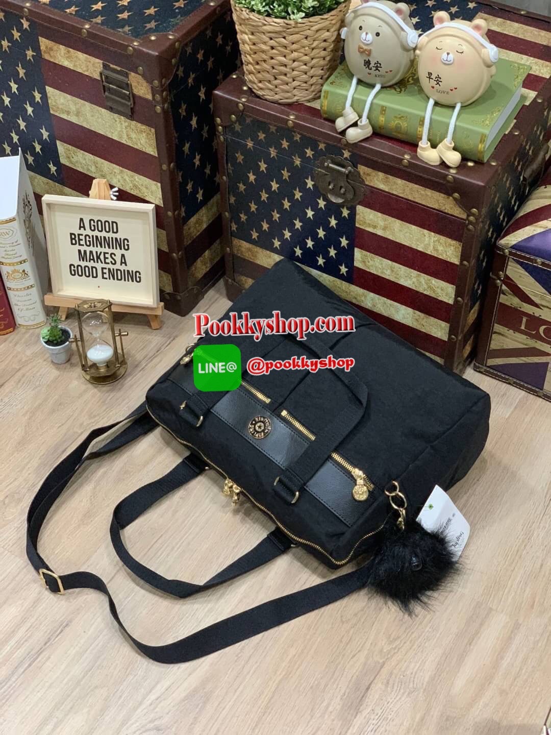 New arrival!! Kipling Kichirou BW combo Collection เปิดตัวคอลเลคชั่นใหม่จาก kipling ที่มีรุ่นและสไตล์แตกต่างกันออกไปแล้วแต่ไลฟ์สไตล์ของแต่ละบุคคล เป็นคอลเลคชั่นวัสดุpolymide100%สีดำล้วน ตัดเข้ากับอะไหล่และโลโก้ที่เป็นสีทองที่ดูแมทช์กัน ตัวโลโก้รองด้วยพื้น