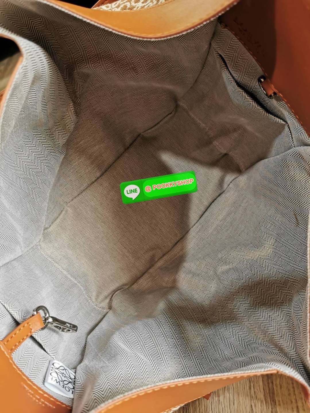 ✴️ห้ามพลาด!✴️NEW ARRIVAL! LOEWE ANAGRAM SHOULDER BAG GIFT WITH PURCHASE (GWP) กระเป๋าถือหรือสะพายพรีเมี่ยมกิ๊ฟ Limited จาก LOEWE PERFUME DUTYFREE COUNTER รุ่นหายากสุดเลอค่าวัสดุ Anagram Canvas ตัดหนังแท้ Calfskin สุดคลาสสิค ขนาดกำลังดี น้ำหน