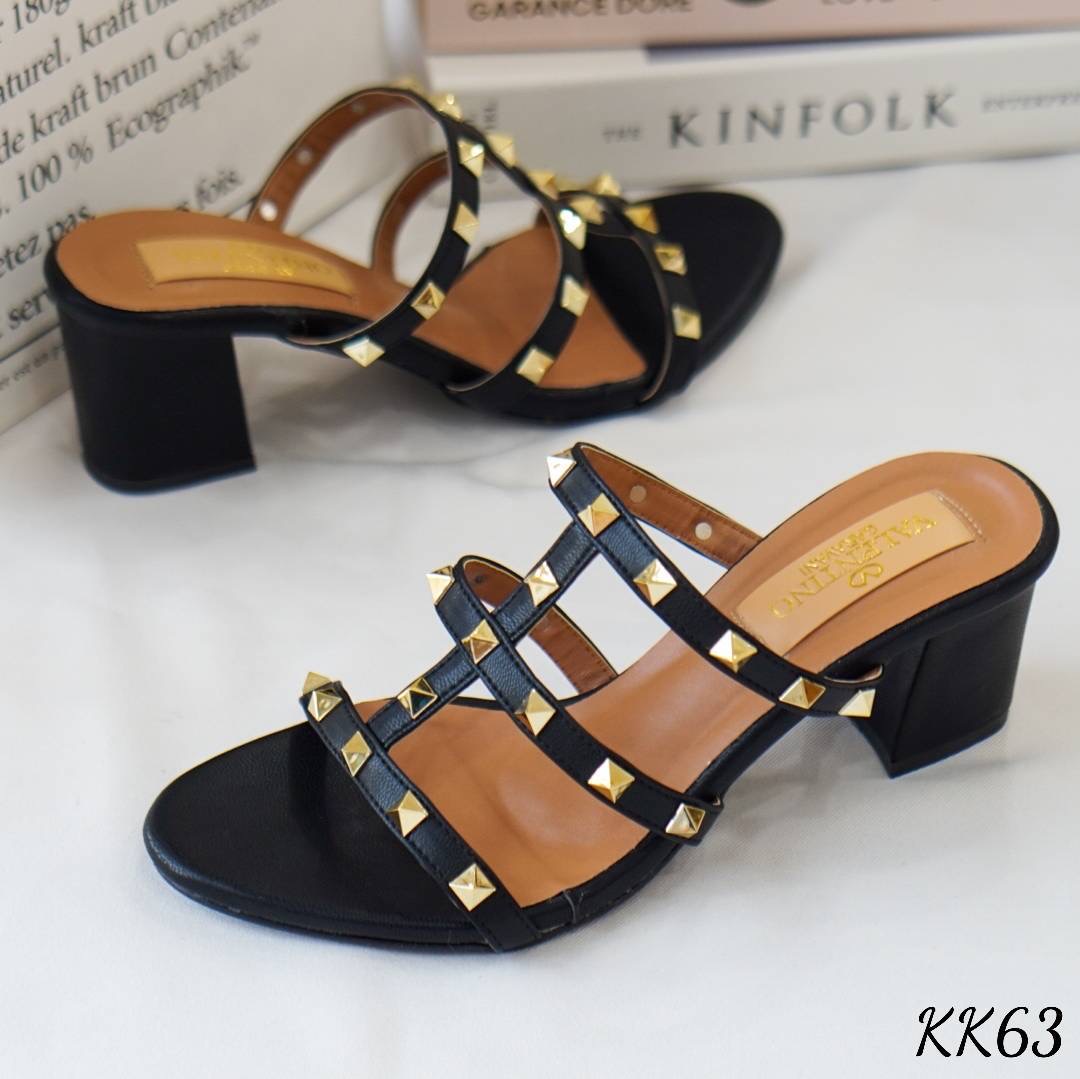 หวานกว่านี้ ก็น้ำตาลแย้วว พร้อมส่ง แบบมาใหม่ รองเท้าส้นตันสูง 2.5 นิ้ว ทรงสวม งานน่ารักมาก เล่นสีพาสเทล ทูโทน เข้ากันสุดๆ ตอกหมุดทองด้วยมือทีละเม็ด ขอบอกว่างานสุดประณีต สวยมากเลยจ้ะแม่