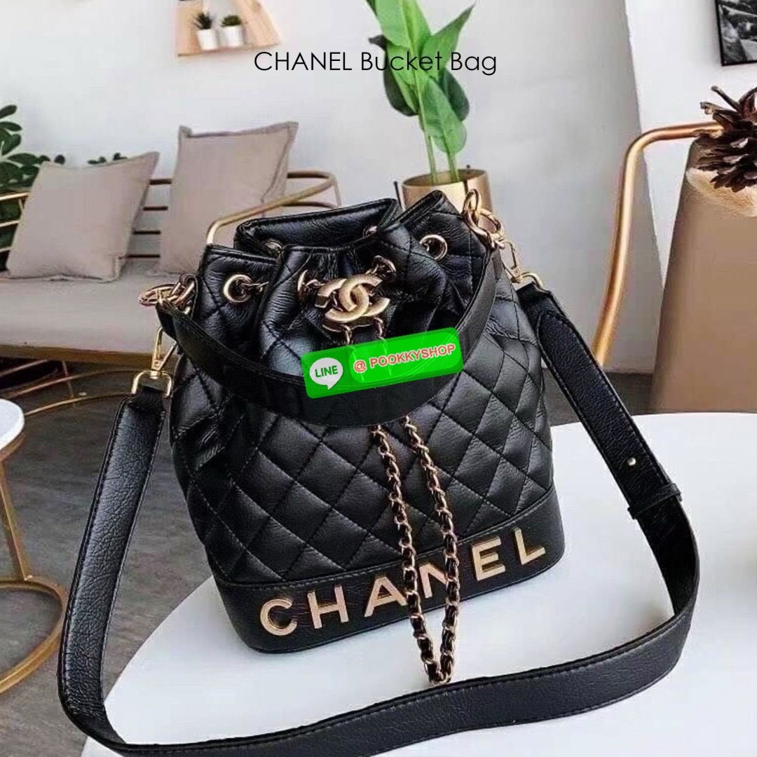 CHANEL Bucket Bag กระเป๋าสะพายทรงบัคเก็ตรุ่นลิมิเต็ด มี 2 แบบให้เลือก หนังเย็บลายตารางและลายริ้ว ตกแต่งโลโก้แบรนด์สวยหรูโดดเด่น ภายในโล่งกว้าง จุของได้เยอะ มาพร้อมสายคล้องไหล่ และสายสะพาย crossbody คุ้มค่ามากๆ ใบนี้งานจริงคือสวย สะพายไปคาเฟ่ชิคๆ ถ่ายรูปสว