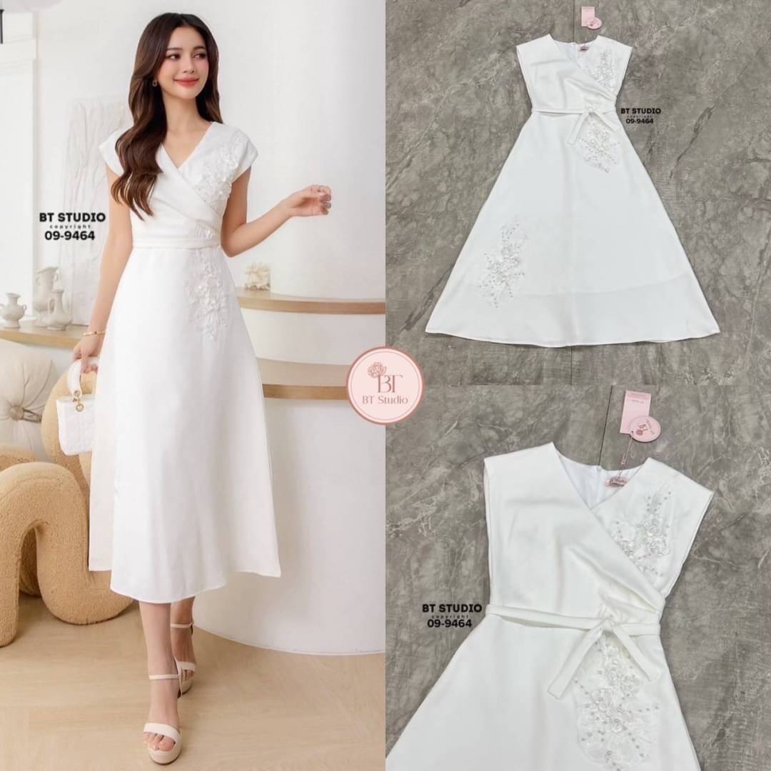 เดรสยาวแขนกุด คอวี ดีไซน์แต่งจับจีบช่วงเอวนึ่งข้าง แต่งปักดอกไม้และมุกด้านหน้าสามจุด ช่วงเอวเข้ารูป ตัวกระโปรงแต่งบานออกเล็กน้อย งานสวยมีซับในซิปหลัง มาพร้อมสายผูกเอว ลุคนี้เรียบหรูดูแพงสุดๆคะ