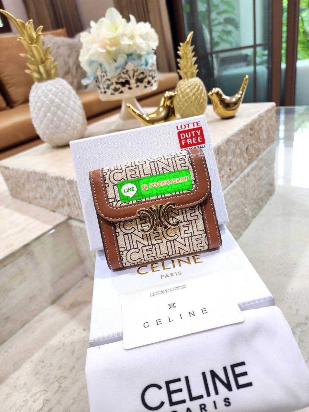✴️NEW ARRIVAL!✴️CELINE SHORT WALLET VIP GIFT WITH PURCHASE (GWP) กระเป๋าพรีเมี่ยมกิ๊ฟ Limited จาก CELINE HAUTE PARFUME DUTYFREE COUNTER สวยอยู่ทรงมีโลโก้แบรนด์ด้านหน้าเปิดปิดด้วยฝาพับกระดุมแม่เหล็ก ภายในมีช่องแบ่งหลายช่อง ช่องใส่บัตร ช่องใส่