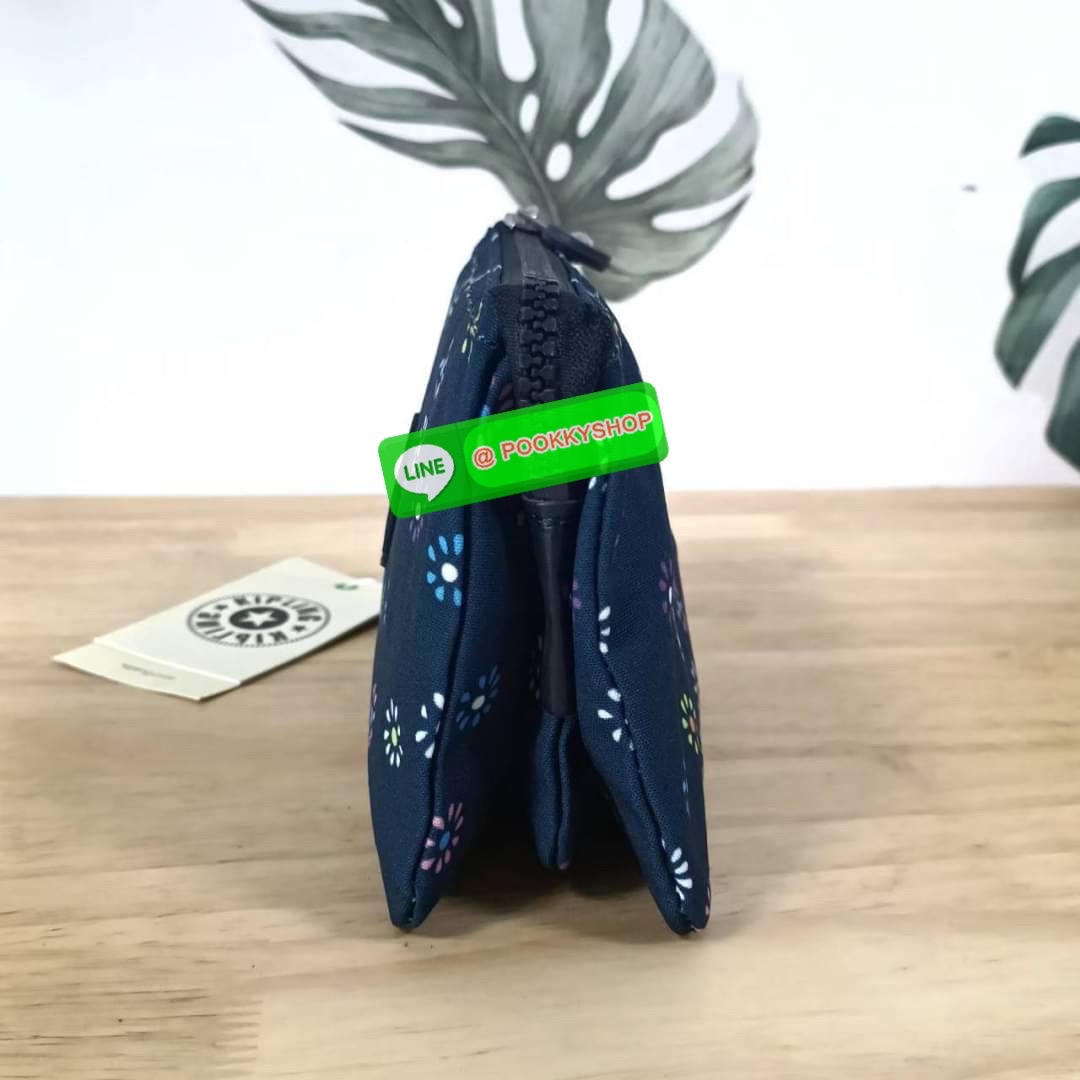 Kipling Creativity Large Pouch วัสดุ Nylon 100% กระเป๋าคล้องมือขนาดพอเหมาะ 7.25 นิ้ว พกพาสะดวก เปิด-ปิดด้วยซิปเดียวใช้งานง่าย ด้านในมีช่องกว้าง 2 ช่องและช่องซิปเล็กตรงกลางอีก 1ช่อง ใช้งานได้สะดวก สามารถใส่มือถือ 7.5 นิ้วได้ กุญแจรถ ธนบัตรได้ ล็อตนี้มาพร้อ