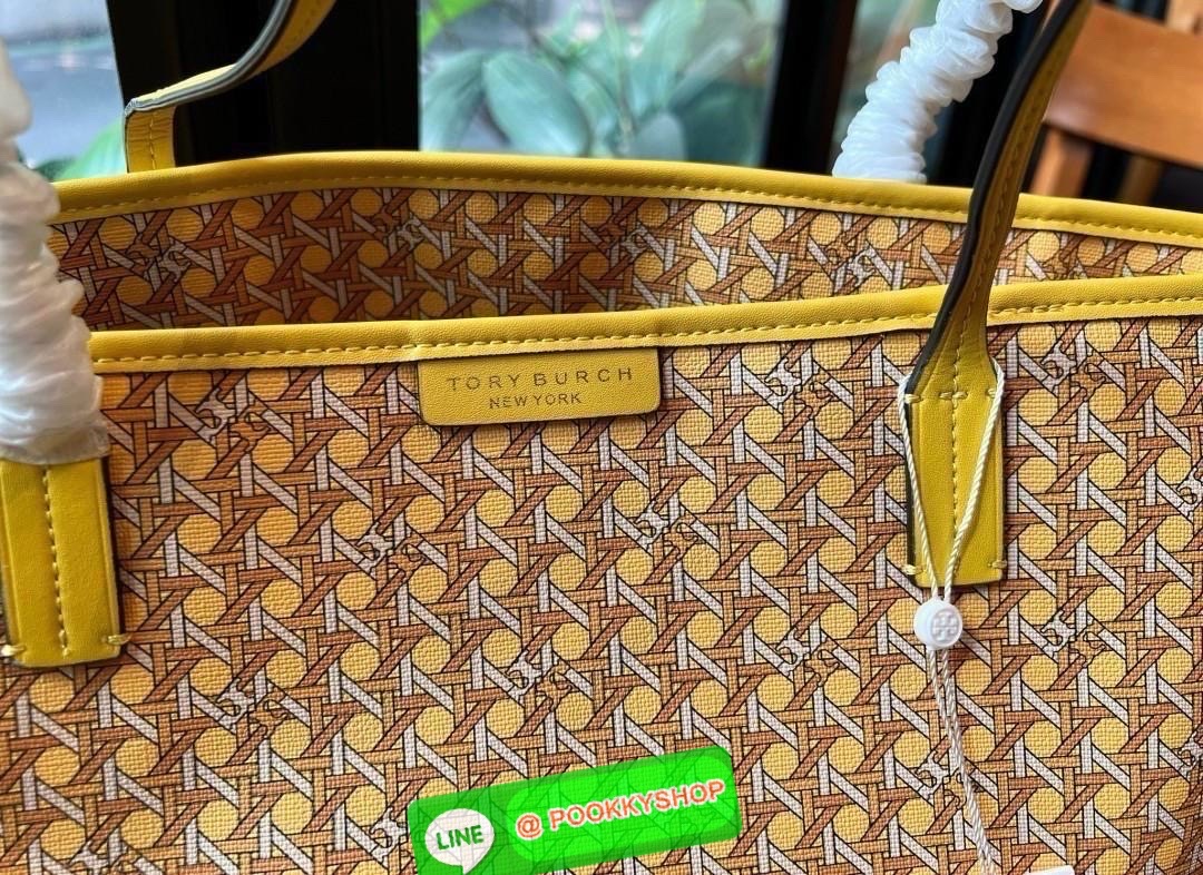 TORY BURCH EVER READY ZIP TOTE BAG 💌พร้อมส่ง! กระเป๋าทรงTote ที่ทำให้ทุกๆวันง่าย หยิบจับของสะดวกพกพาสะบาย หนังแท้ ทั้งใบพิมพ์ลายสวยค่ะ ✔️มาพร้อมกระเป๋าลูกแบบซิป สามารถแยกออกใช้งานได้ต่างหาก ภายในใส่มือถือลงไปได้ค่ะ ✔️ใบหลักมีซิปปิดปา