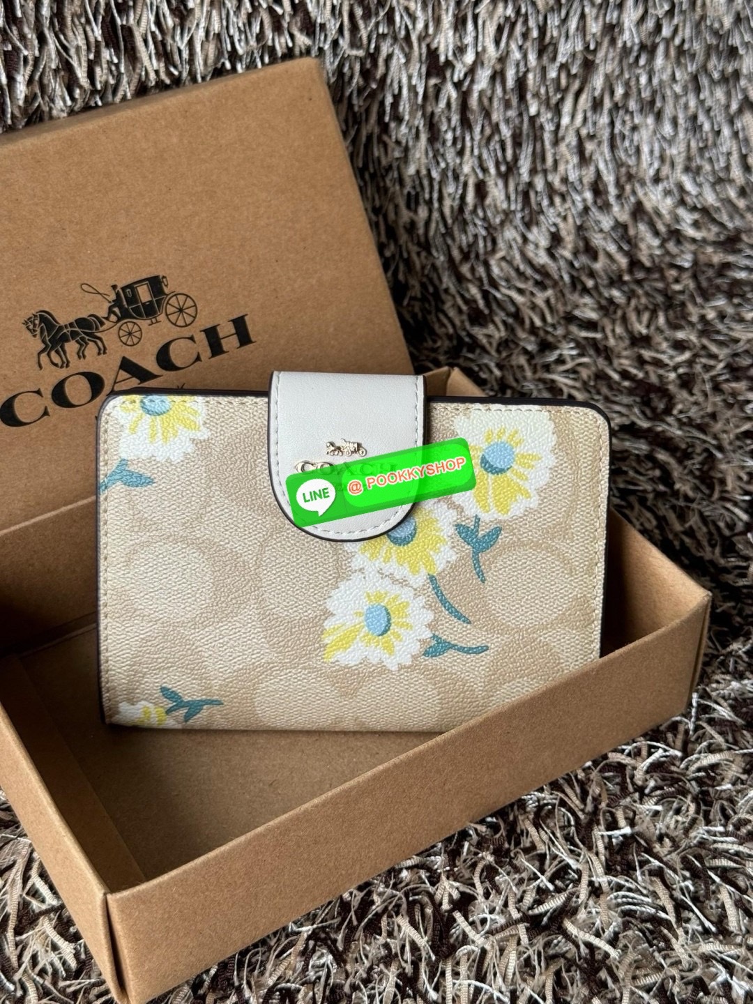 COACH MEDIUM CORNER ZIP WALLET IN SIGNATURE CANVAS กระเป๋าสตางค์ขนาดกลางที่ถือว่าเป็นไอเทม Must Have ของทุกเพศทุกวัยที่ต้องพกติดตัวไว้ตลอดเวลา เพราะนอกจากจะช่วยจัดเก็บเงิน บัตรประชาชน บัตรเครดิตและต่าง ๆ ให้เป็นระเบียบเรียบร้อยยังต้องคำนึงถึงประโยชน์ใช้สอ