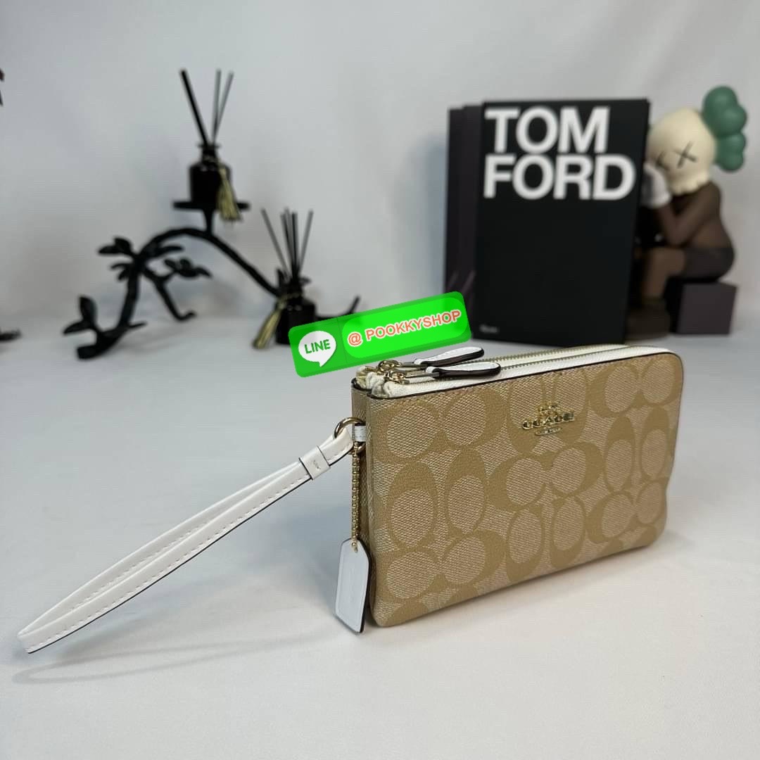 กระเป๋าคล้องมือ COACH 87591 DOUBLE CORNER ZIP WRISTLET IN SIGNATURE CANVAS (COACH 87591 ） กระเป๋าคล้องมือ2เซิปใหญ่ ลายCหนังและ ด้านในเป็นผ้า แบ่งเป็นช่องเล็กๆใส่เหรียญใส่แบงค์ใส่บัตร แล้วแต่จะใส่มีหลายช่อง ใส่โทรศัพท์ได้ทุกรุ่นพร้อมสายคล้องมือ