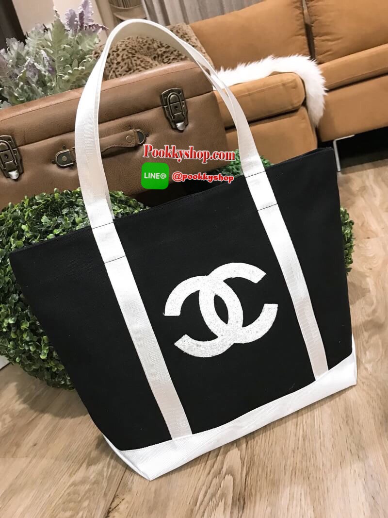 พร้อมส่งไอเท็มใหม่! Chanel Beaute Large Shopping Bag VIP Gift With Purchase (GWP) กระเป๋าสะพายพรีเมี่ยมกิ๊ฟ Limited Edition ของแท้จากเคาน์เตอร์ Chanel Beaute วัสดุ Canvas คุณภาพดีเนื้อหนาอยู่ทรงสวยใบใหญ่ด้านหน้าประดับกริสเตอร์โลโก้แบรนด์วิ้งๆ เปิดปิดด้วยก