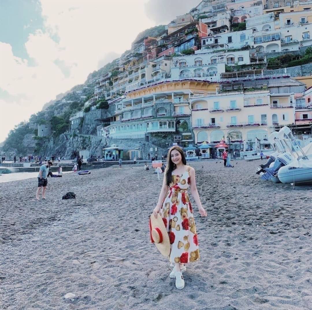 Maxi Dress แม็กซี่เดรสแขนกุดแสนสวย กรี๊ดมากคุณขาสวยสะพรึงอะไรเบอร์นี้ ตัวเดรสมาในผ้าลายกุหลาบสีสวยทั่วทั้งตัวชุด แต่งกระดุมผ่าหน้า เข้ารูปพอดีตัวใส่เก๋มาก โทนสีสวยน่ารักสุดๆ ทุกจุดพิมพ์ลายมาให้อย่างดี ช่วงกระโปรงใส่ออกมาบานแน่นอน รีบตำให้ไวจ๊ะแม่ รับรองใส