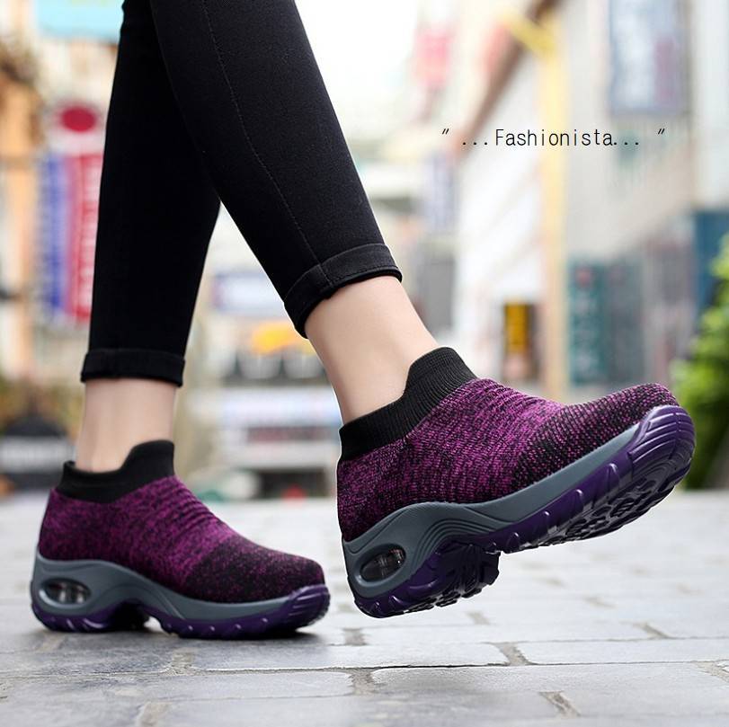 เข้าเพิ่มแล้วจ้าา สินค้าดีมีคุณภาพ!! แฟชั่นฮ็อตฮิตมาแรงงงงงง รองเท้าผ้าใบแฟชั่นสไตล์สปอร์ต เนื้อผ้าหนานุ่มมากก ยืดหยุ่นคืนรูปได้ดี ไม่ย้วยไม่แฟ่บ เสริมพื้น 4 c.m. พื้นยางยึดเกาะดีหนึบมากเดินไม่ลื่น คู่นี้ใส่เที่ยวใส่ออกกำลังกายคู่เดียวกันได้เลย ใส่สบาย วั