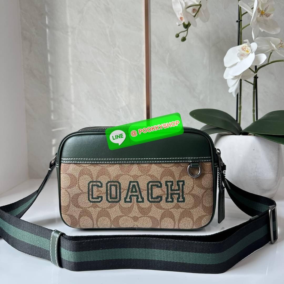 COACH GRAHAM CROSSBODY IN SIGNATURE CANVAS WITH VARSITY MOTIF STYLE (CE638) กระเป๋าสะพายข้างรุ่นUnisex สะพายได้ทั้งผู้ชายและผู้หญิง วัสดุแคนวาสสลับหนังแท้ เปิด-ปิดกระเป๋าแบบซิป มี2ช่องซิป และช่องด้านหลังอีก1ช่อง สายสะพายผ้า ปรับระดับได้ ใส่มือถือได้ทุกรุ่