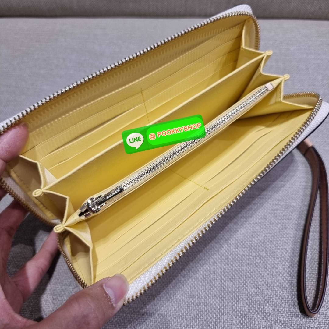 COACH C3548 LONG ZIP AROUND WALLET WITH HORSE AND CARRIAGE พร้อมเสิร์ฟความหรู กับคอลใหม่ สีสวย ผู้ดีขับผิวมาก กระเป๋าสตางค์ใบยาวกึ่งคล้องมือ เรียบหรู โดดเด่นด้วยโลโก้เอกลักษณ์ วัสดุหนัง pepble ทนทาน มาพร้อมสายคล้องมือ ถอดออกได้ ภายในใส่บัตรได้เยอะ มีช่องซ