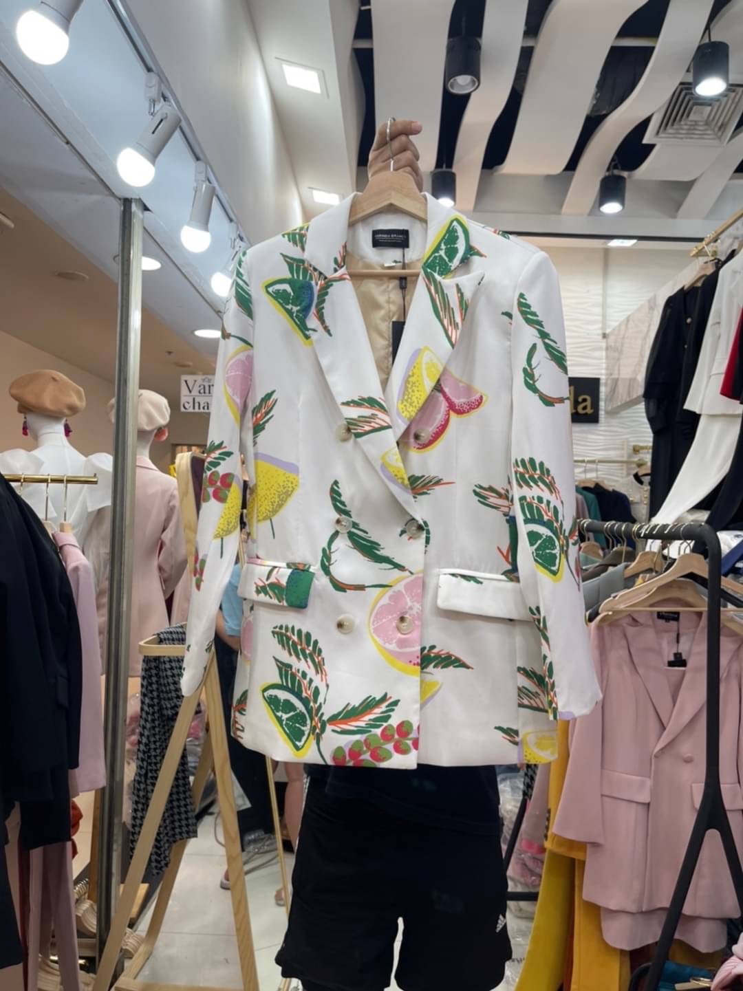 Blazer ทรง oversize ลายผลไม้ที่ทุกคนต้องมีค่าา งานจริงผ้าดี นุ่มมากกก เป็นทรง over size นะคะ ใส่ได้ทุกโอกาสจริงค่ะรุ่นนี้ กระเป๋าจริง มีซับในทั้งตัวนะคะ มีเสริมไหล่บางๆ ให้เป็นทรงสวยน๊า