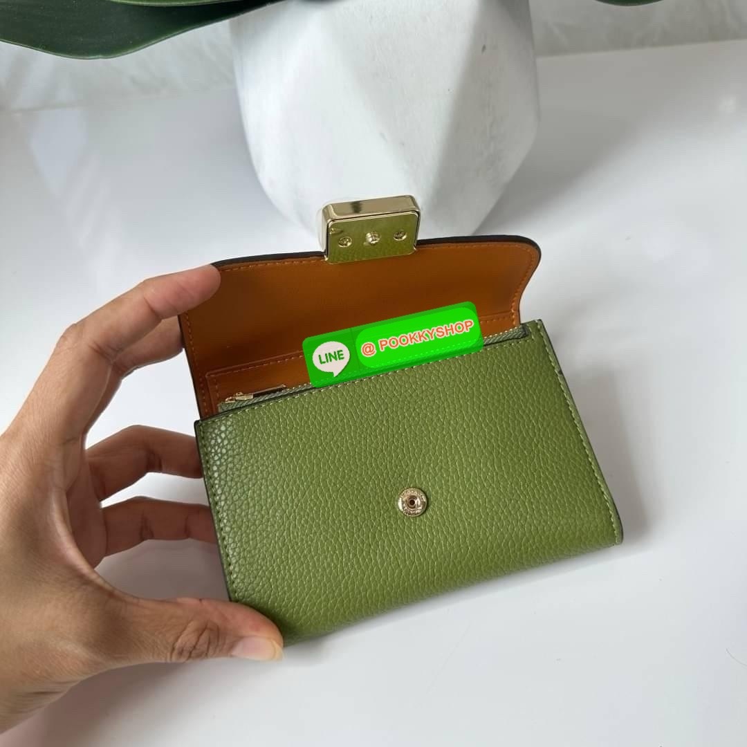 Coach Medium Grace Wallet (Cl421) 🔖กระเป๋าสุดหรูใบกลาง ขนาดกำลังดีกระทัดรัด 🔖วัสดุ : pebble leather 🔖ภายในมีช่องใบบัตรเครดิต 6 ช่อง มีช่องใส่เหรียญแยก สามารถใส่ธนบัตรแบงค์พันได้คะ