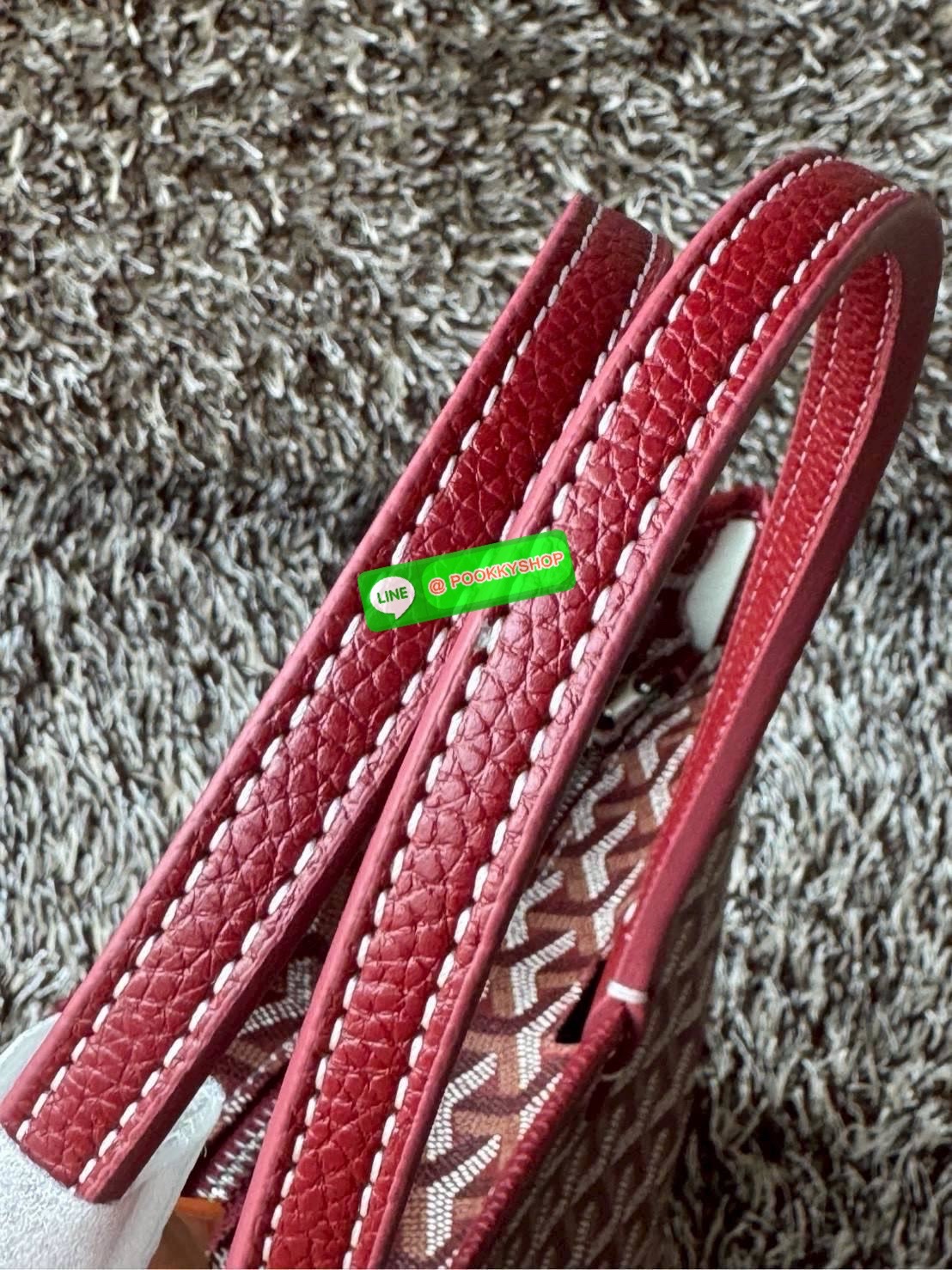 Goyard Artois PM Bag กระเป๋า Artois PM เป็นกระเป๋าที่มีซิปด้านบนเพิ่มคงามปลอดภัย ภายในพื้นที่กว้างเพื่อจัดระเบียบข้าวของของคุณ มันโดดเด่นด้วยฐานด้านล่างทั้งสองมุมเย็บต่อด้วยหนังใช้งานในแบบทางการหรือกึ่งทางการก็ได้