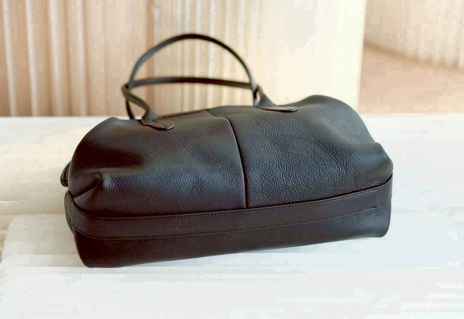 กระเป๋าหนังแท้ 💯 Genuine leather ทรง Hobo ถือเป็นทรงที่เอนกประสงค์และยอดนิยมค่ะยิ่งเป็นหนังแท้ก็จะมีความคงทนคุ้มค่า ใช้งานได้ยาวดูแลง่ายทำความสะอาดง่าย หนังนุ่มและยืดหยุ่น แข็งแรง ผิวสัมพัสหนังแท้จะสวยงามและเป็นเอกลักษณ์ดูแพงดูพรีเมี่ยมกว่าหนังผสม