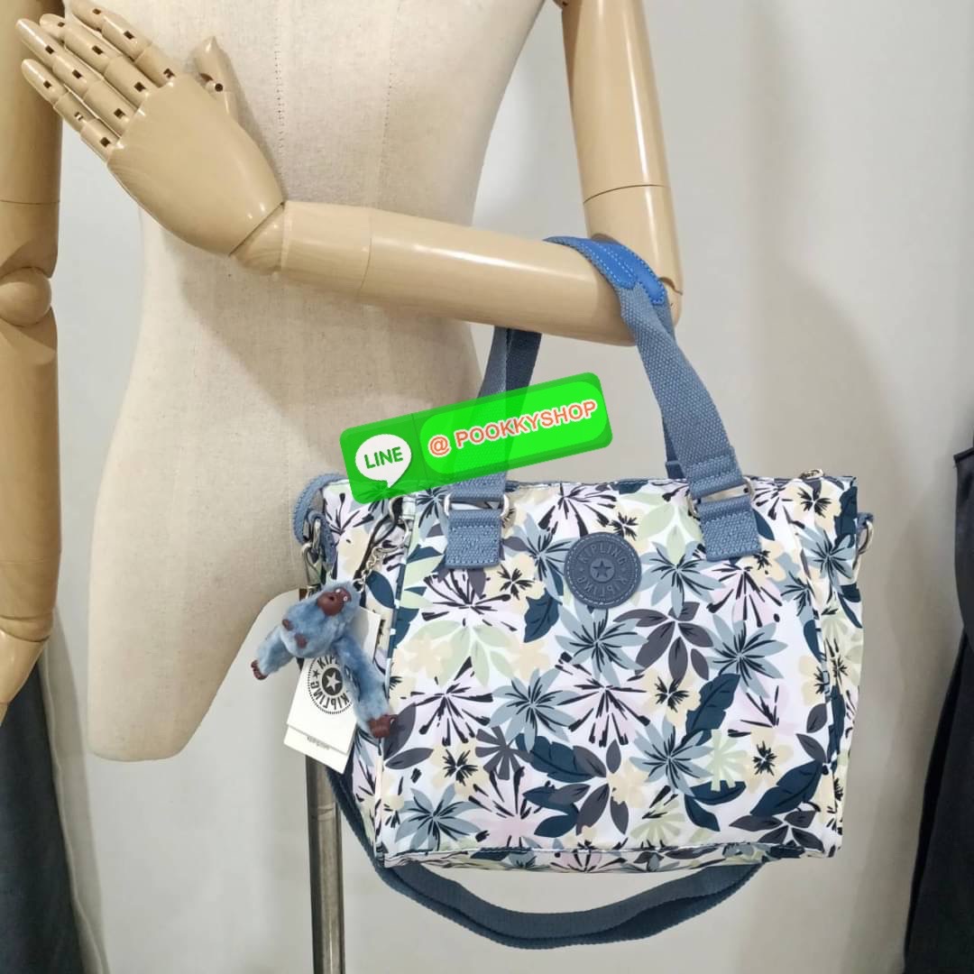 KIPLING AMIEL Medium Handbag กระเป๋าถือหรือสะพาย วัสดุ Nylon + Polyester ช่องหลักเปิด-ปิดด้วยซิป โล่ง กว้าง สามารถจุของได้เยอะ ด้านในมีช่องใส่ของทั้งซ้ายและขวา ด้านหลังมี ช่องลึกอีก 1 ช่อง พร้อมสายสะพายยาวปรับได้ free size เหมาะกับวันไปทำงาน วันสบายๆ สามา