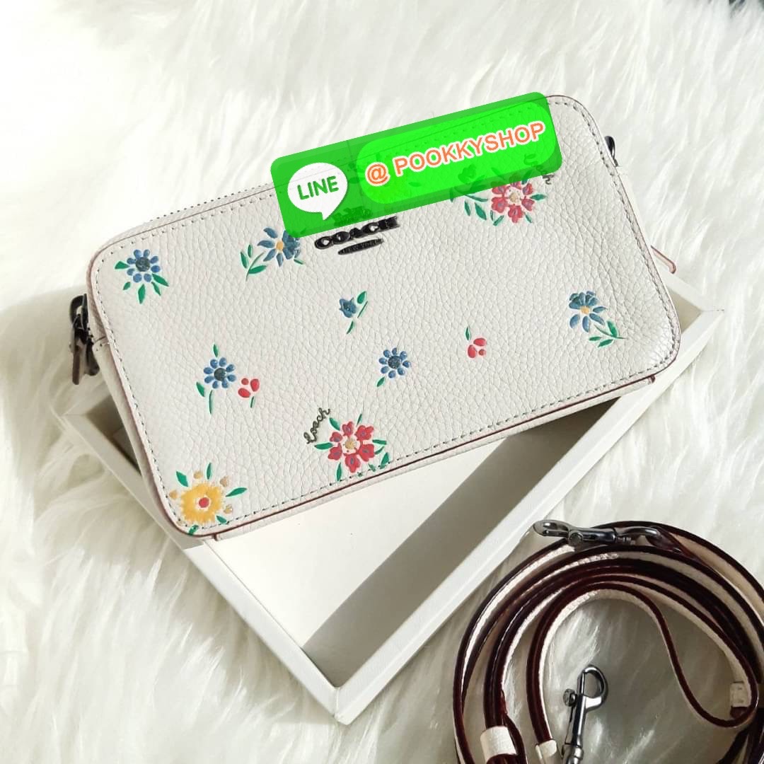 COACH 1103 KIRA CROSSBODY WITH WILDFLOWER PRINT 🏷 เป็นคอลเลคชั่นที่ฮอตมากๆอีกหนึ่ง!! รุ่นนี้ใช้ได้ถึง 2 แบบ!! กระเป๋าสะพายข้าง พร้อมสายคล้องมือ ปรับเปลี่ยนได้ไม่มีเบื่อ ดีไซน์เอกลักษณ์ลวดลายดอกไม้ ใครเห็นเป็นต้องชอบ!! วัสดุหนัง pepble สวยทนทาน ใส่
