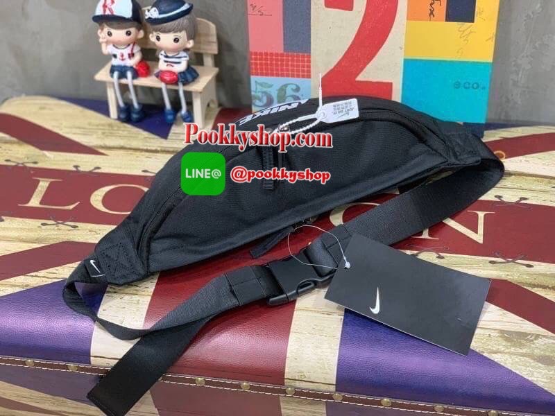 NIKE HERITAGE WAIST BAG (BA5750-010) กระเป๋าทรงคาดเอวและคาดหน้าอกสไตล์สปอร์ต เปิดปิดด้วยซิปคู่ ภายในใส่กระเป๋าสตางค์ยาวได้ ด้านหน้าสกรีนโลโก้แบรนด์ สายคาดปรับความยาวได้ฟรีไซส์ น้ำหนักเบา จะสะพายคาดอกช้อปปิ้งหรือจะวิ่งออกกำลังกายก็ได้คร้า!!