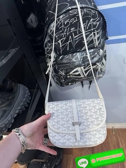 Goyard belvedere pm แบรนด์ดังจากฝรั่งเศส เรัยบหรูแต่ดูสง่า สะดุดตาด้วยลายเฉพาะตัว วัสดุที่นำมาตัดเย็บกระเป๋าเป็นวัสดุผ้าใบ Canvas ที่มีชื่อเรียกว่า “Goyardine” ซึ่งเป็นผ้าใบที่เป็นการผสมผสานระหว่างผ้าฝ้าย (Cotton), ผ้าลินิน (Linen) และ ผ้าป่าน (Hemp) ทำกา