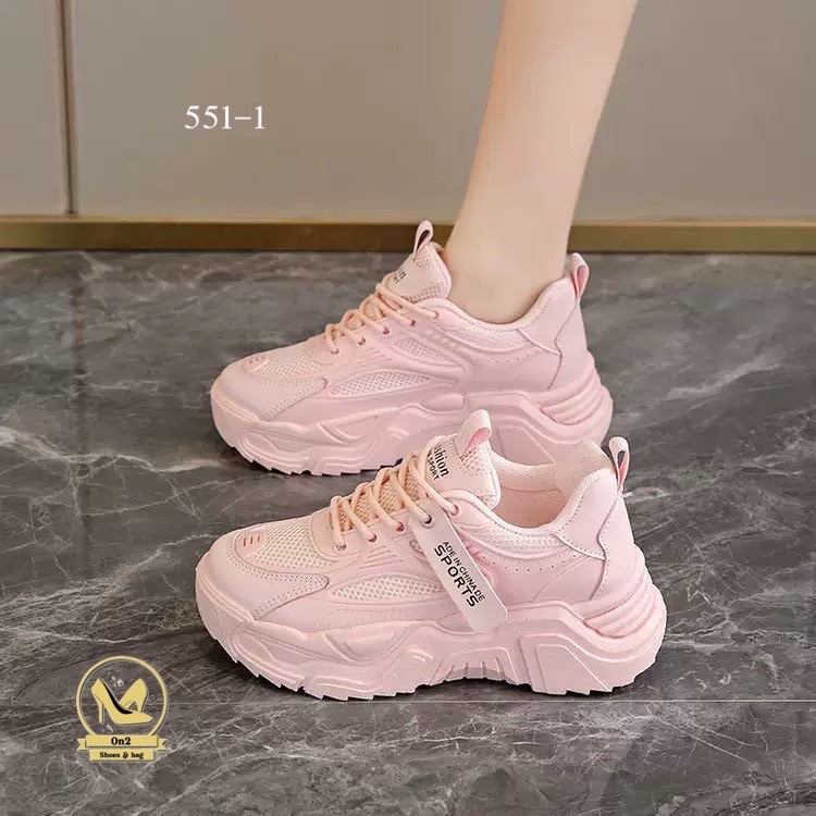 รองเท้าผ้าใบแฟชั่นเกาหลีดีไซน์ทันสมัยและโดดเด่น ด้วยพื้นรองเท้าที่มีความหนาและดีไซน์ที่ดูมีลูกเล่น เหมาะสำหรับผู้ที่ชื่นชอบสไตล์สปอร์ตแฟชั่นที่ใส่สบายและเสริมความสูงได้เล็กน้อย มีให้เลือกทั้งสีขาวครีมและสีชมพูอ่อนที่ดูน่ารัก ดูทะมัดทะแมง สามารถนำไปมิกซ์แอ