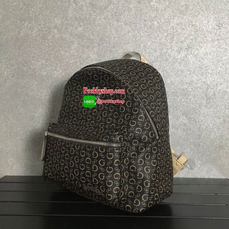 Don't Miss! GUESS WOMAN'S FACTORY BACKPACK กระเป๋าเป้ขนาดกำลังดีวัสดุหนังแกะสังเคราะห์นิ่มสวยน้ำหนักเบา มีหูหิ้วเเละสายสะพายหลังเลื่อนปรับได้ ด้านหน้ามีโลโก้และช่องซิป เปิดปิดด้วยซิปสะดวกใช้ ภายในกว้างใส่เอกสาร ipad ของใช้ได้เยอะ จะสะพายไปเรียนไ