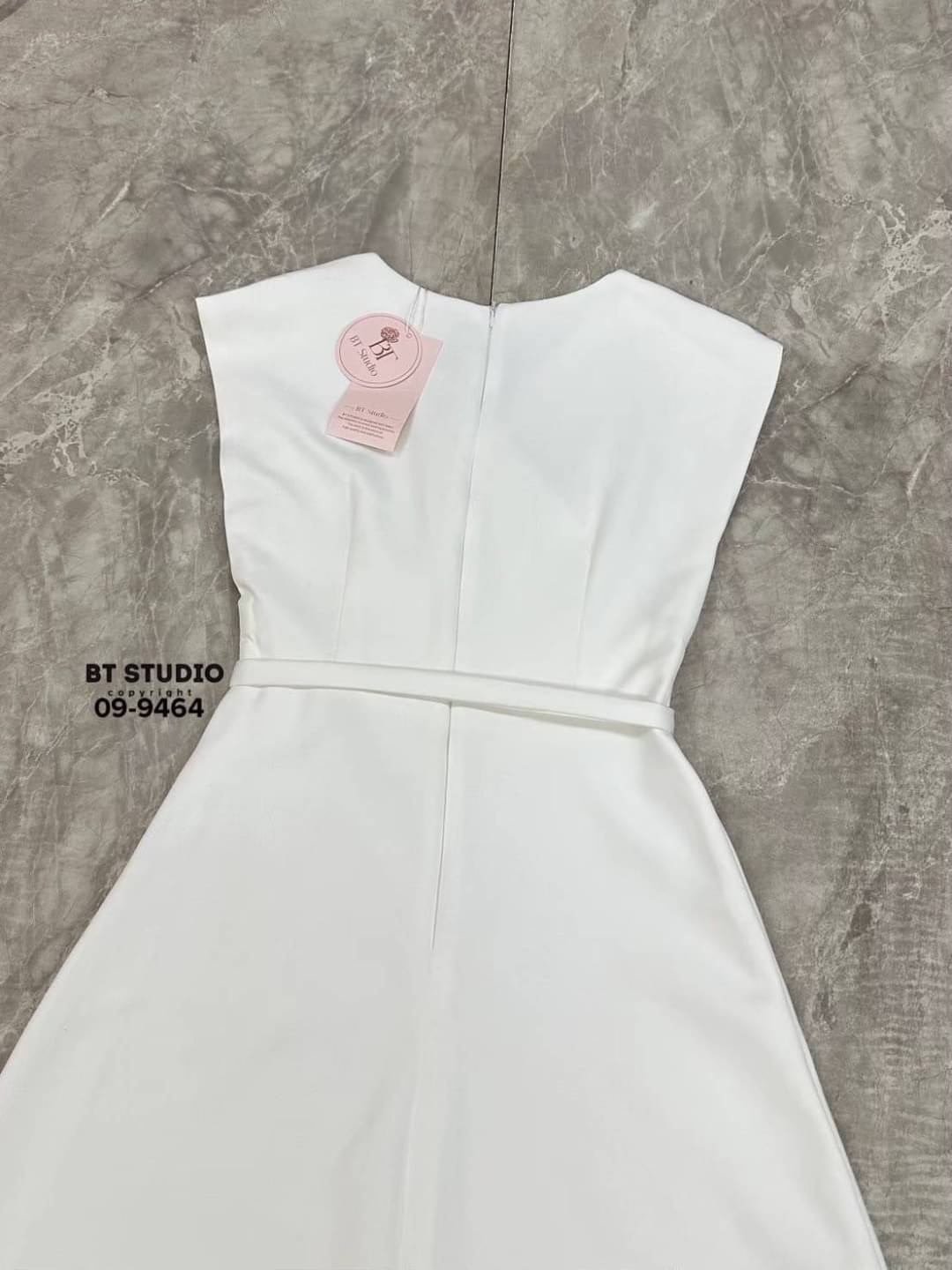 เดรสยาวแขนกุด คอวี ดีไซน์แต่งจับจีบช่วงเอวนึ่งข้าง แต่งปักดอกไม้และมุกด้านหน้าสามจุด ช่วงเอวเข้ารูป ตัวกระโปรงแต่งบานออกเล็กน้อย งานสวยมีซับในซิปหลัง มาพร้อมสายผูกเอว ลุคนี้เรียบหรูดูแพงสุดๆคะ