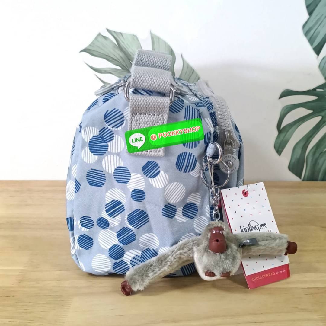 KIPLING RETH CROSSBODY BAG ซับในตาราง วัสดุ Nylon +polyester กระเป๋าสะพายข้างหรือ สะพาย Crossbody ได้ ช่องหน้าเปิด-ปิด ด้วยซิป พร้อมช่องแยกบ่อยด้านข้าง ช่องหลัก 2 ช่อง ด้านในโล่งกว้าง สามารถจุสัมภาระได้เยอะ พร้อมช่องซิปหลัง สายสะพายปรับระดับสั้น-ยาว ได้ f