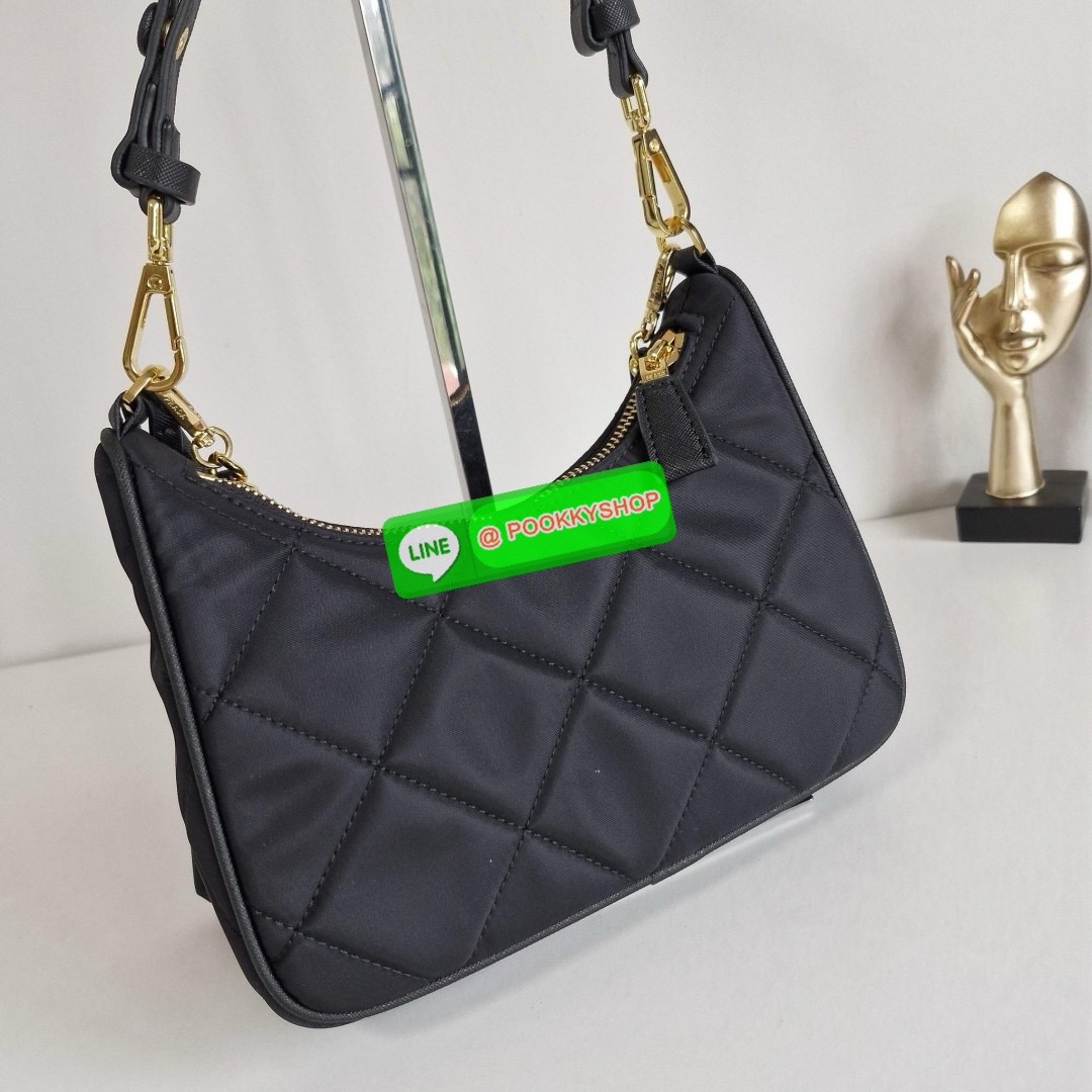 พร้อมส่งอีกครั้ง งานวินเทจสุดคลาสสิค PRADA RE EDITION ที่มาพร้อมสายสะพายสองแบบ สองสไตล์ (ถอดเปลี่ยนได้) อะไหล่ปั้มแบรนด์ทุกจุด วัสดุทำจากผ้า Nylon อย่างดี กันน้ำได้ อยู่ทรงสวย สามารถใส่กระเป๋าตังค์ใบกลางได้ ถอดเปลี่ยนสายได้ เปิดปิดด้วยซิป อะไหล่เงินทั้งใบ