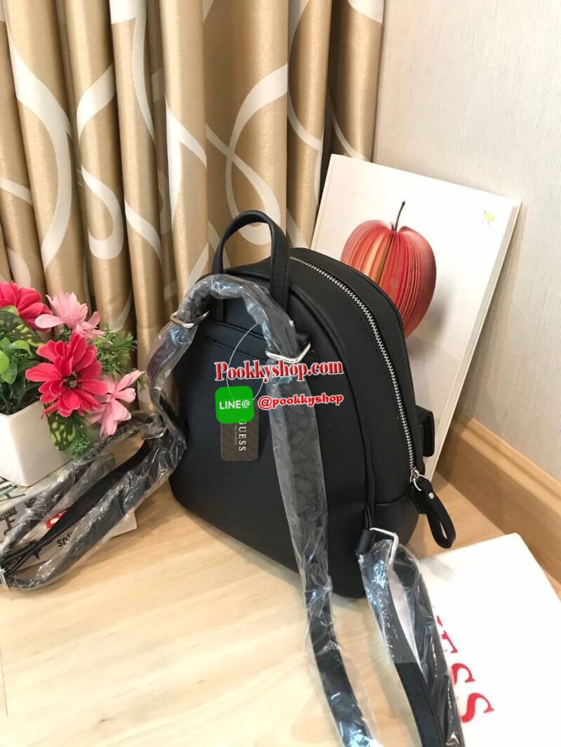 GUESS MINI BACKPACK BAG กระเป๋าเป้สะพายขนาดมินิ ซึ่งจัดว่าเป็น2way สามารถดึงสายสะพายออกมาให้เป็นสะพายไหล่หรือcrossbody วัสดุหนังsaffiano ด้านหน้ามี1ช่องเก็บของจุกจิก ช่องใหญ่เปิดปิดด้วยซิป ใส่มินิไอแพท กระเป๋าสตางค์ยาว ของจุกจิกได้อีกเยอะ ขนาดกำลังดีเลยที