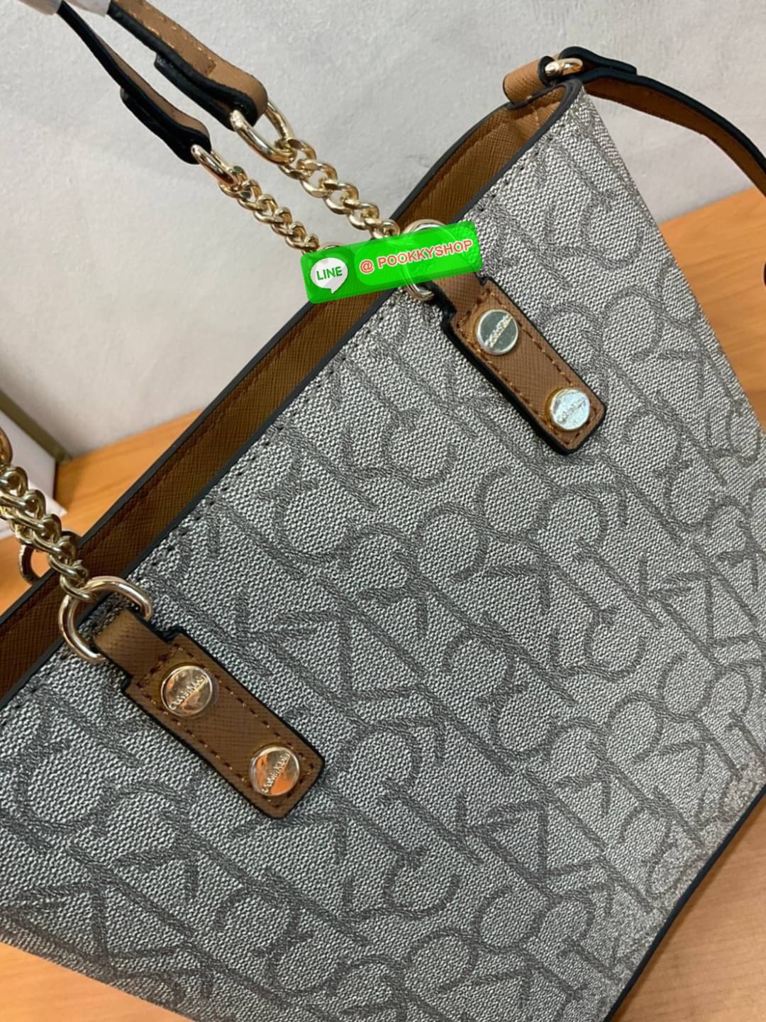 Calvin Klein Monogram Shopping Bag คอลเลคชั่นใหม่ล่าสุด ของมันต้องมี สวยหรูดูแพงมาก สำหรับรุ่นนี้!!! กระเป๋าถือ/สะพาย Crossbody รุ่นใหม่ชนช้อป รุ่นยอดนิยม วัสดุ PVC คุณภาพดี น้ำหนักเบา ด้านหน้าประดับด้วยโลโก้แบรนด์ ตัวกระเป๋าลาย monogram สวยหรู รอบใบ มาพร