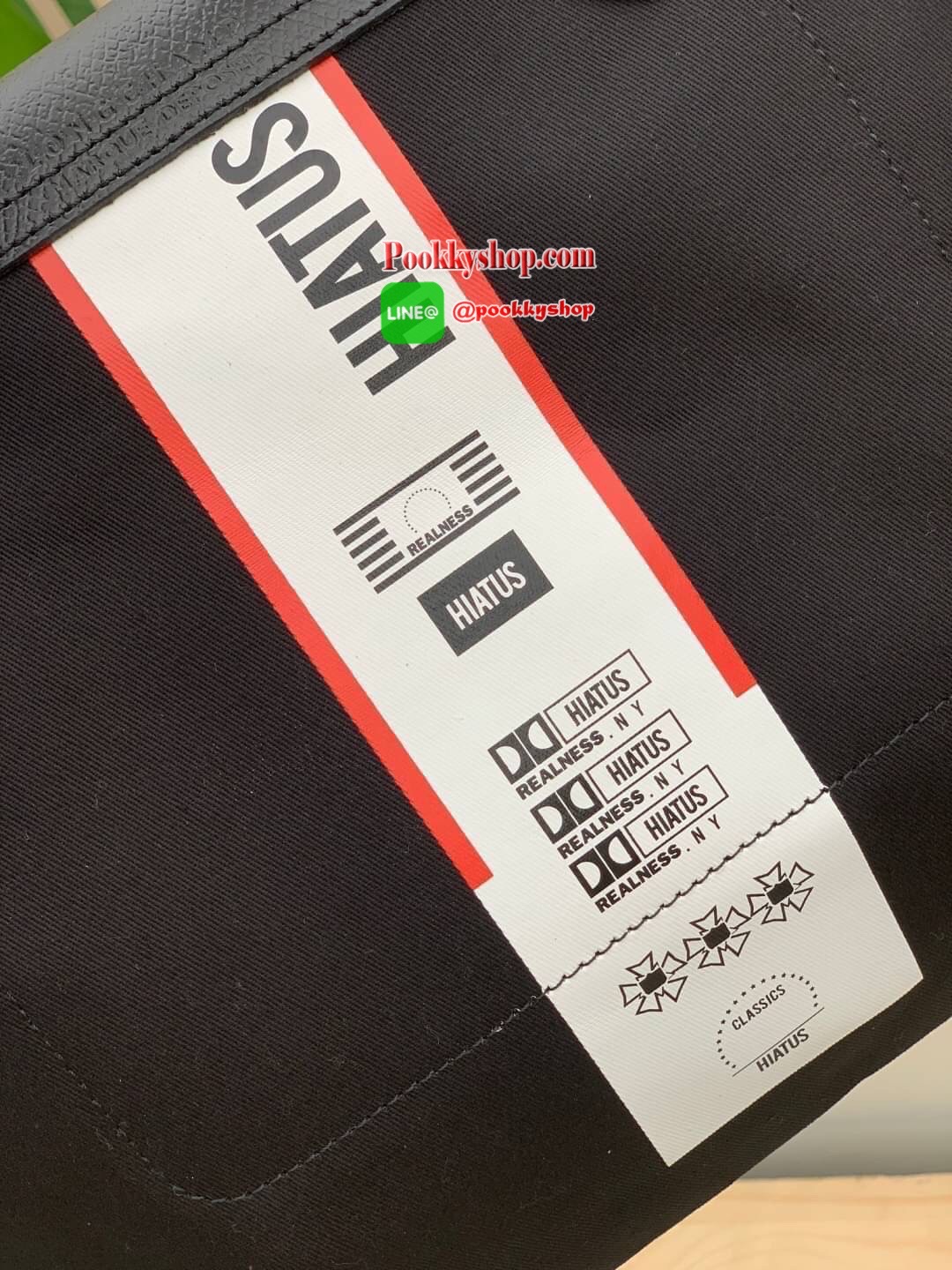 Longchamp by shayne oliver top handle Bag L อีกหนึ่งคอลเลคชั่นแบบลิมิเตทที่ออกแบบโดย Shayne Oliver นักดีไซน์เนอร์ชื่อดังระดับโลก ด้วยรูปทรงกระเป๋าที่ออกแบมาเพือใช้ได้ในชีวิตประจำวัน เน้นความเรียบหรู และง่ายต่อการถือและสะพายอย่างคล่องตัว ใส่สิ่งของได้เยอะส