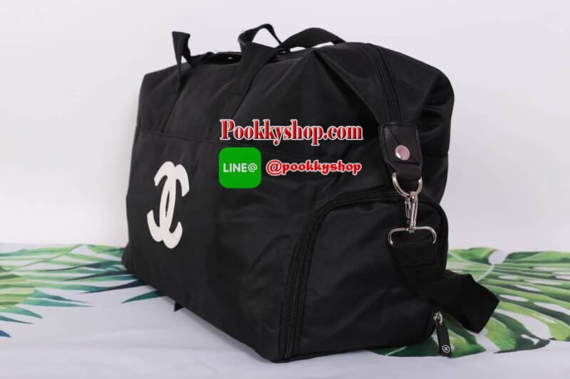 Chanel Authentic VIP Gift Bag Duffle Gym Travel -สินค้าเป็นของแท้ ใหม่ จากเค้าเตอร์เครื่องสำอาง/ น้ำหอมของแบรนด์- Chanel vip gift bag ของแท้ 100% ใช้เป็นกระเป๋าเดินทาง/ไปฟิตเนส ไปยิม หัวซิปปั้มโลโก้ ด้านในเป็นช่องกว้าง และช่องซิป ฐานกระเป๋ามีช่องแยกใต้กระ
