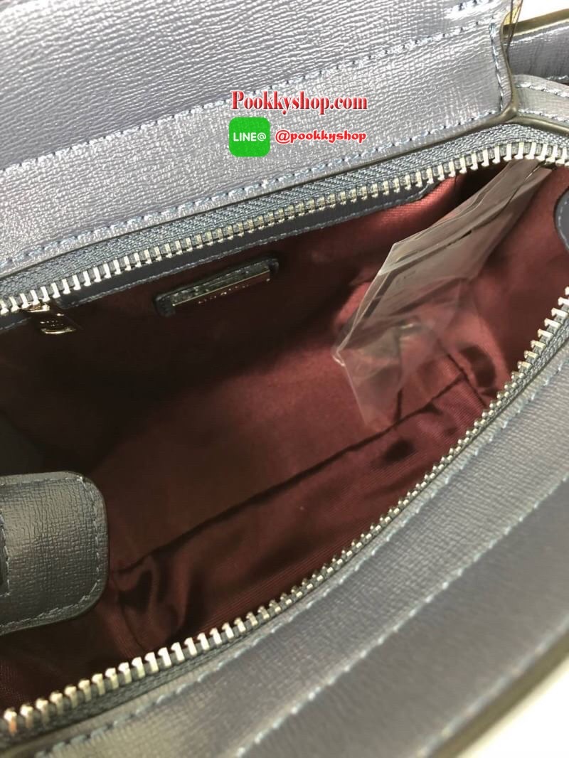 Lyn Handbag กระเป๋าถือ/สะพายวางอยู่ทรง ด้านหน้ามีปั๊มโลโก้แบรนด์ มาพร้อมพวงกุญแจหนังเข้าสีกระเป๋า มีหมุดรองฐานทั้ง 4 มุม หูหิ้วสามารถพับลงได้ เปิดปิดแบบซิป ด้านในมีช่องซิปเล็ก 1 ช่อง สามารถใส่ iPhone plus กระเป๋าเงินใบกลางได้สบายๆค่ะ มีสายสะพายยาวหนังปรับ