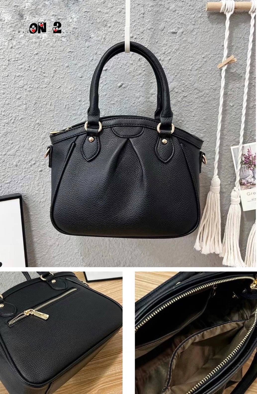 5950 กระเป๋าสะพายข้าง ทรง LV วัสดุตัวกระเป๋าทำจากหนังผสมอย่างดี อะหลั่ยสีทอง ด้านบนเป็นปากซิป ด้านหลังมีช่องซิป มาพร้อมสายยาวเป็นหนังผสมสีเดียวกับตัวกระเป๋า