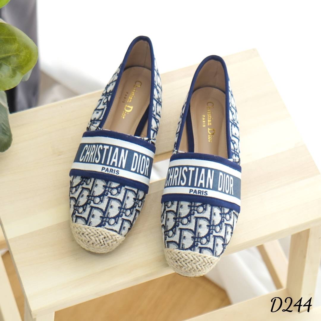 พร้อมส่ง แบบขายใหม่ รองเท้าคัทชู ส้นแบน ทรงสวม งานDIOR ผลิตจากผ้าแคนวาส ตกแต่งคาดหน้าด้วยโลโก้ งานตัวจริงสวยมาก บอกสั้นๆว่า เริ่ด หรู ดูแพงสุดเลยจ้า