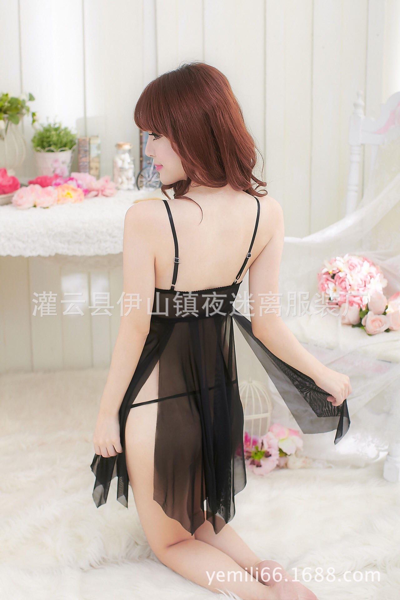 ชุดนอนเซ็กซี่ ซีทรู แต่งลูกไม้ปัก สีแดง แต่งแหวกด้านล่าง สวยเซ็กซี่มากๆคะ เนื้อผ้าทิ้งตัว งานปักเกรดพรีเมี่ยมคะ