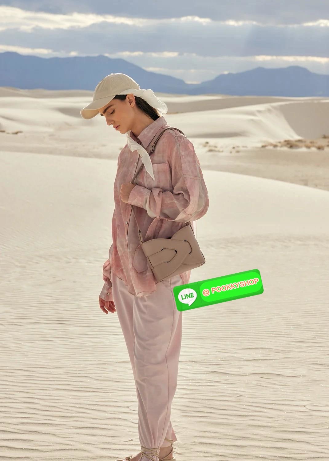 💕 Polene Nodde EDITION SMOOTH ใครที่อยากได้กระเป๋าเรียบๆ แต่ดูมีอะไร ขอแนะนำรุ่น Nodde หิ้วแล้วสวยแบบ Quiet Luxury โลโก้แบรนด์ถูกปั๊มไว้บริเวณด้านล่างของกระเป๋าอย่างประณีตจนแทบสังเกตไม่เห็น ฐานกระเป๋าถูกออกแบบมาให้เนียนเรียบ ปราศจากหมุด ในขณะที่ด้