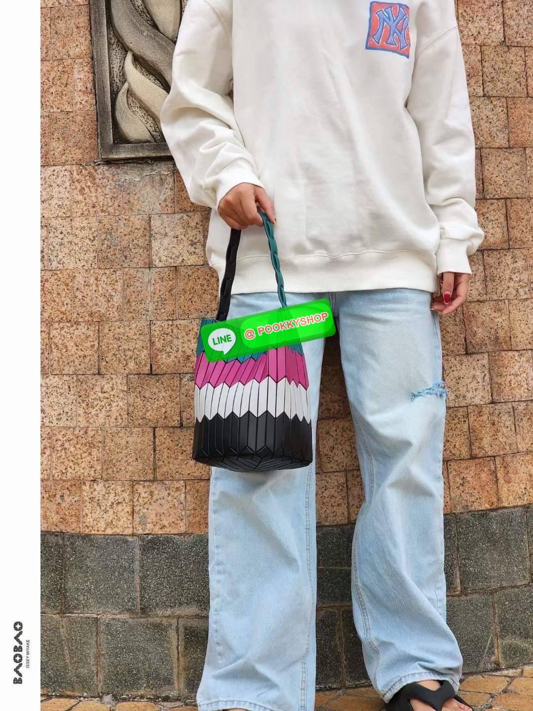 💕Baobao Issey Miyake Large Bucket กระเป๋าบัคเก็ตขนาดใหญ่สามารถใช้ใส่ร่มพับได้หรือขวดน้ำขนาดเล็กได้ ซีรีย์ใหม่นี้มีจุดเด่นที่แผ่นรูปทรงสี่เหลี่ยมด้านขนานในแนวตั้ง เกิดเป็นรูปทรงสามมิติซึ่งแตกต่างไปจากรูปทรงที่เกิดขึ้นจากแผ่นสามเหลี่ยม หูหิ้วสามารถข