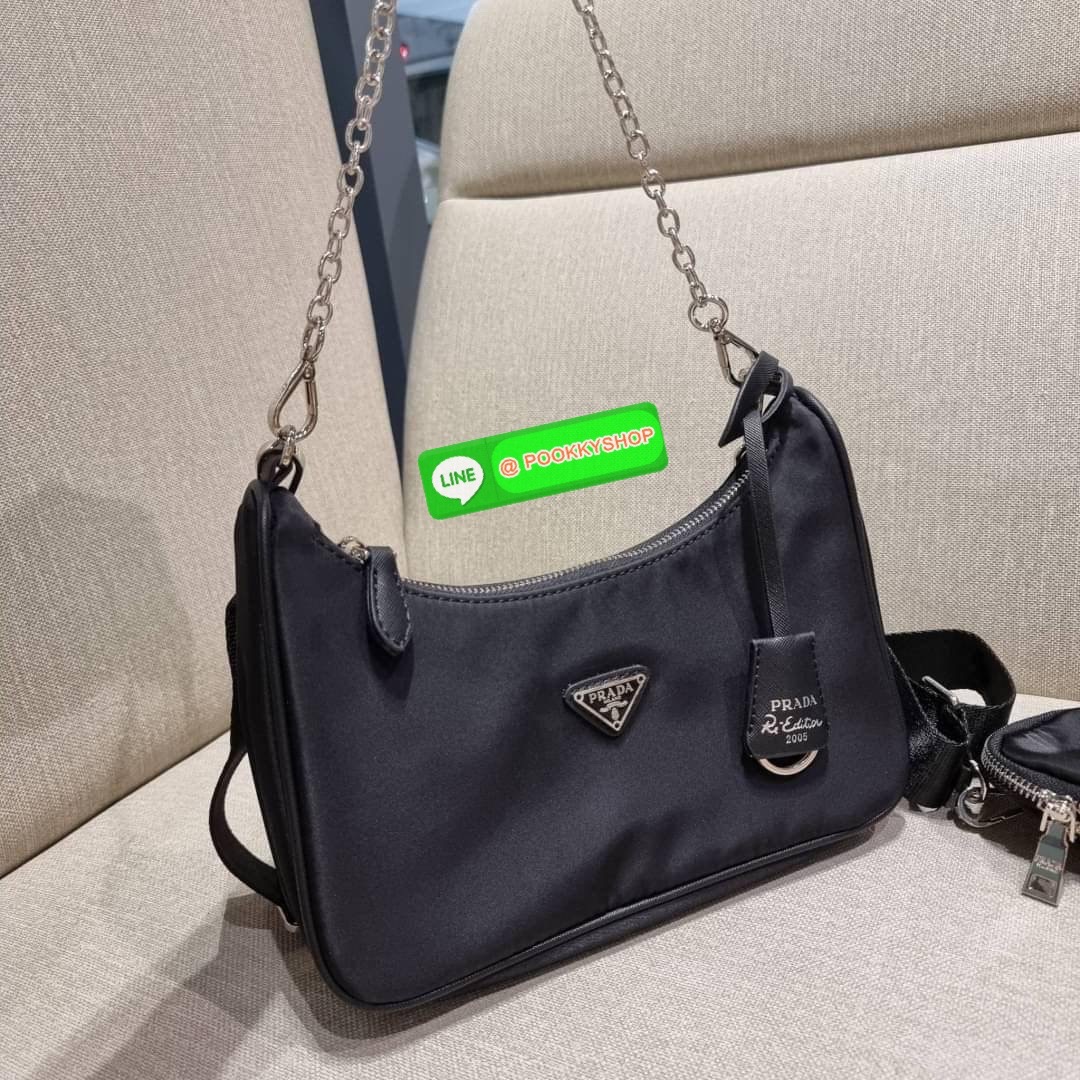 PRADA RE-EDITION 2005 RE-NYLON SHOULDER BAG ไอเท็มสุดปัง ที่ฮิตตลอดกาลไม่ว่าจะปีไหนๆ จัดให้ครบทั้งสีขายดีและสีใหม่ล่าสุด ที่สายคุณหนูห้ามพลาด!! กับกระเป๋าสะพายทรงคลาสสิค เหมาะเป็น everyday bag มากๆ วัสดุผ้าไนล่อนคุณภาพ พร้อมใบลูก ไว้ใส่เหรียญ ใส่กุญแจได้ส