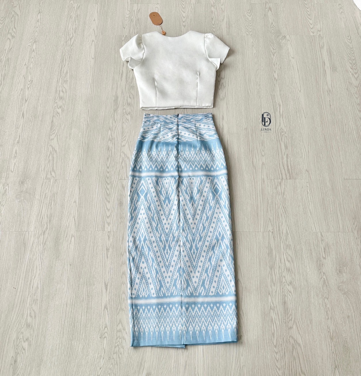 ชุดเซทแฟชั่น ชุดไทยสองชิ้นผ้าถุงเป็นผ้าพิมพ์ลายเกรดพรีเมี่ยม มีด้วยกันสองสีนะคะ สีฟ้าและสีชมพู