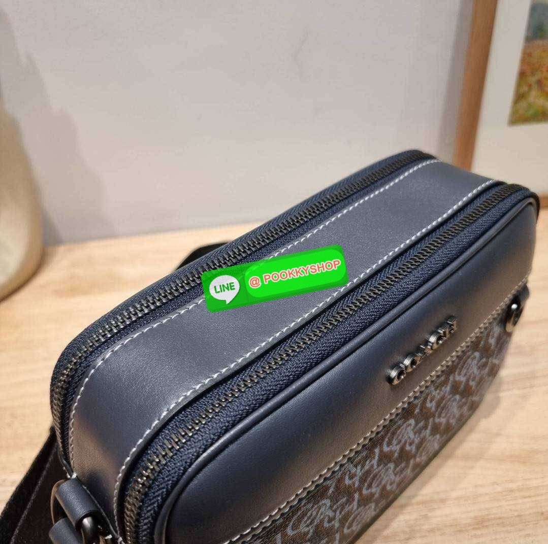 COACH CF484 GRAHAM CROSSBODY WITH COACH MONOGRAM PRINT 🔆 Details ใหม่ล่าสุด กับดีไซน์โฉมใหม่ ที่เปลี่ยนลุคไปเลย กระเป๋าครอสบอดี้ทรงยอดฮิตสุดคลาสสิค ใช้งานง่ายและสะดวก ด้านหลังมีช่องย่อย เปิด-ปิดด้วยซิปหลัก 2 ช่อง แบ่งสัดส่วน ภายในเป็นช่องโล่ง ใส่ข