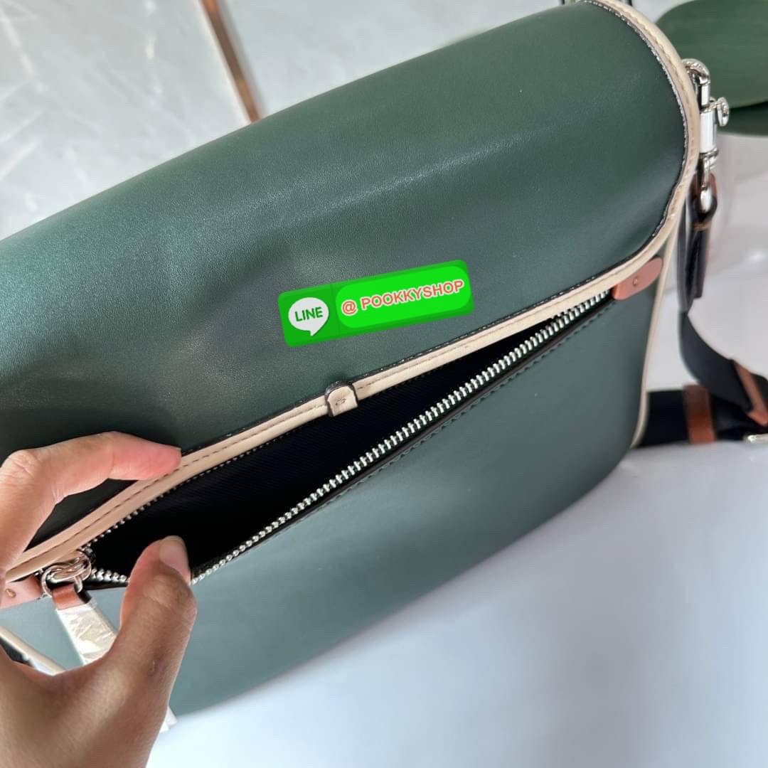 COACH CHARTER MESSENGER IN COLORBLOCK (CH755) กระเป๋าสะพายข้างผู้ชายคอลเลคชั่นใหม่ วัสดุหนังแท้ทั้งใบ เปิดปิดกระเป๋าแบบตัวกดล็อค ด้านในมีช่องหลัก 2 ช่อง ด้านหลังมีช่องซิป 1 ช่อง สายสะพายปรับระดับได้ รุ่นนี้สะพายไปเที่ยวหรือสะพายไปทำงาน ดูดีมากค่ะ