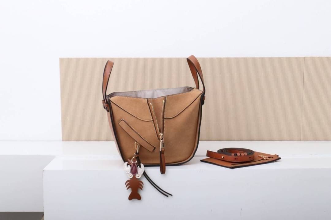 มาอีกรอบละจร้าาา Hammock รุ่นนี้ถามกันไม่เลิก เลยตั้งใจผลิตมาอีกครั้ง สวยๆทุกสี งายดีสวยเนี๊ยบทรงแป๊ะมาก พิเศษ..เลยจร้า แถมฟรี !! ตัวห้อยกุ้งน้อย เพิ่มความโดดเด่นขึ้นไปอีก ... งานนี้รับรองไม่ผิดหวัง ดีเทลรายละเอียดสวยมาก