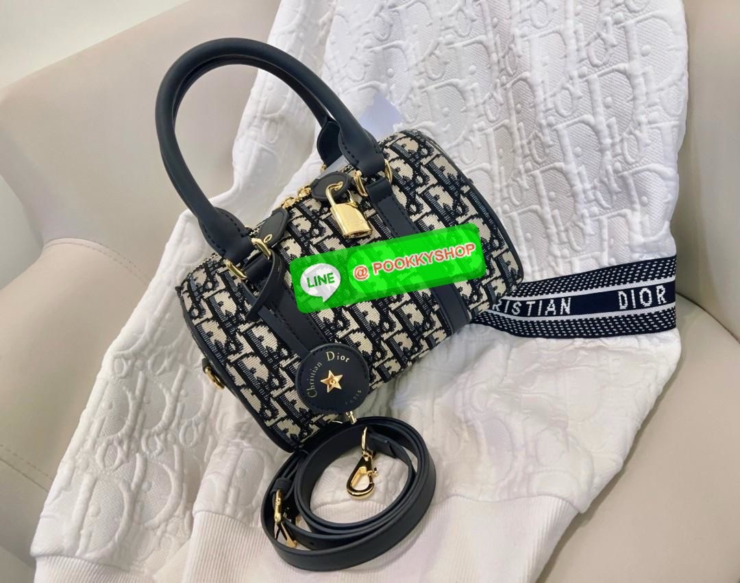 ต้องบอกว่าใบจริงสวยมากๆกับรุ่นนี้ ไม่ผิดหวังแน่นอน DIOR GROOVE BAG 2025 🔖มีไม่มากแล้วน๊าา หมดแล้วหมดเลย ใบกลาง สวยตามๆเซเลปในไทยและ ตปท.กันเลยค่ะ กับกระเป๋าจากDior วัสดุJacquard ทอลายแบรนด์ตัดขอบด้วยหนังแท้เนื้อแมทสุดคลาสสิค