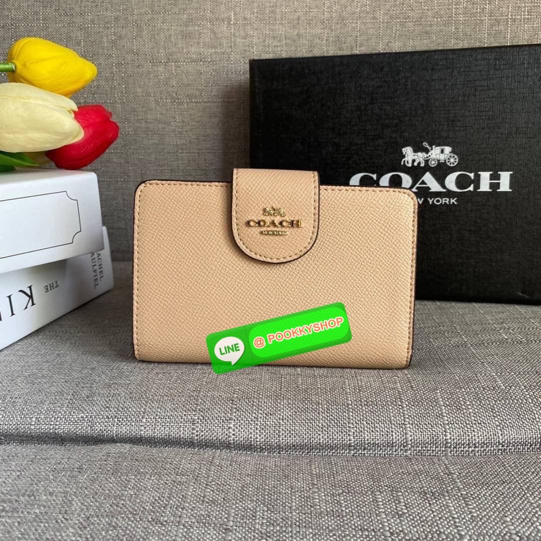 COACH 6390 MEDIUM CORNER ZIP WALLET กระเป๋าสตางค์ใบกลาง สีพื้นเรียบหรู วัสดุcrossgrain ภายในมีช่องใส่บัตรและธนบัตรได้ทุกชนิด มีช่องซิปใส่เหรียญ ขนาดกะทัดรัดพกพาง่าย คนชอบจัดระเบียบกระเป๋าสตางค์แนะนำเลยจ้า